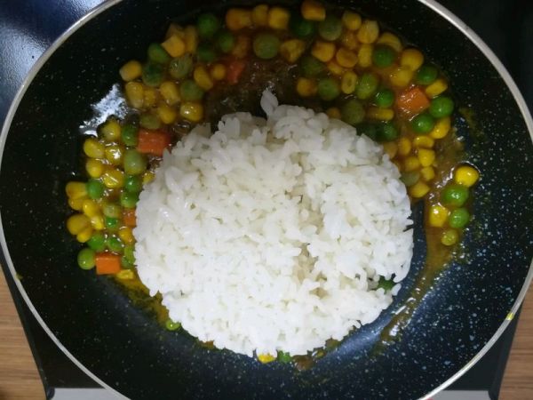 时蔬咖喱炒饭脆筒