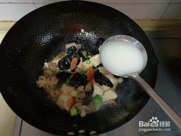 木耳口蘑熘豆腐的制作方法