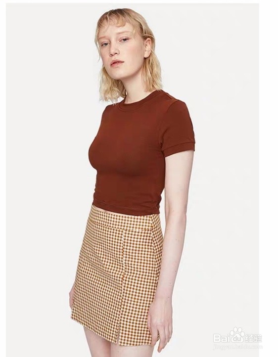 棕色T恤怎么搭配