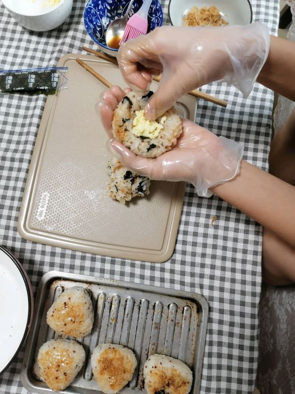 和宝贝一起做肉松海苔饭团