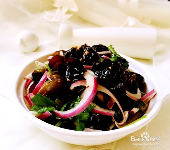 洋葱拌黑木耳的做法