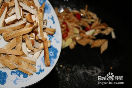 辣椒熏豆炒腊肠