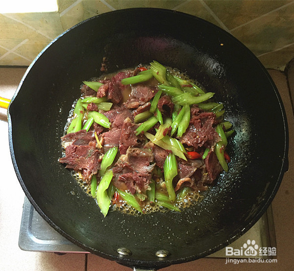 怎样烹饪芹菜炒卤牛肉