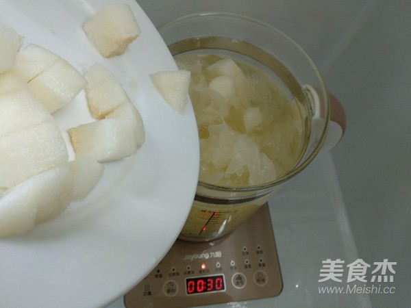 雪梨银耳羹的做法