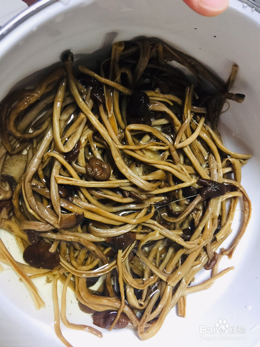 妈妈教我做的茶树菇川粉鸡肉