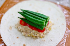 秋葵金枪鱼卷饼
