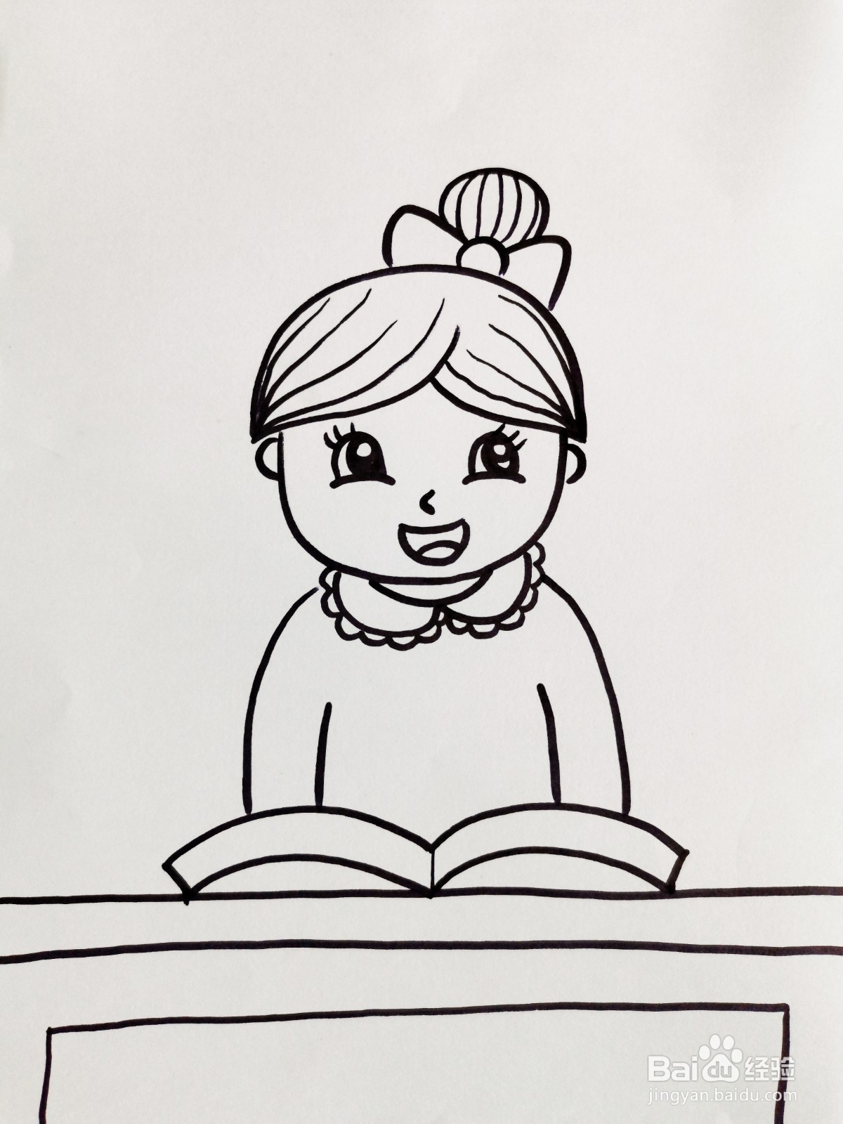 在桌子旁看书的女孩子