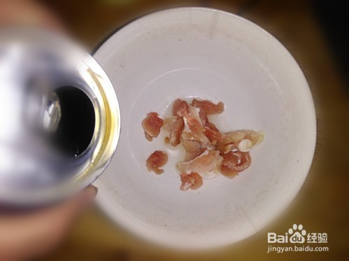 既能防治骨质疏松又能养颜补血的洋葱炒木耳