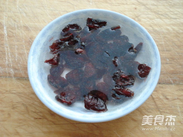 莓干三色鸡丁