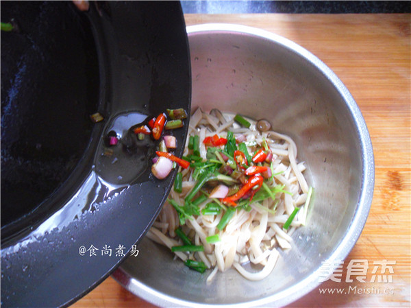 炝拌鸡腿菇的做法