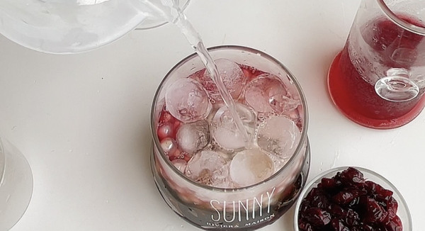 桑葚茶冻蔓越梅饮