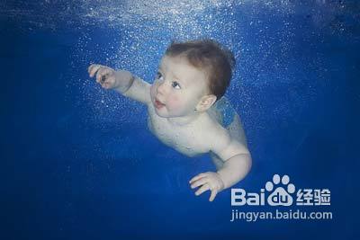 新生宝宝游泳的好处