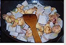 酸甜好吃的番茄红烩芋头鸡肉块