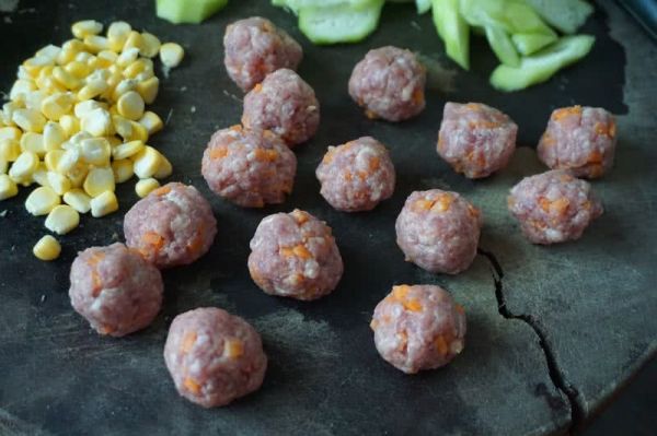 肉丸子杂蔬浓汤