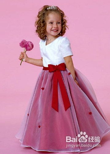 小萝莉巧妙潮搭，成就街头亮眼风景