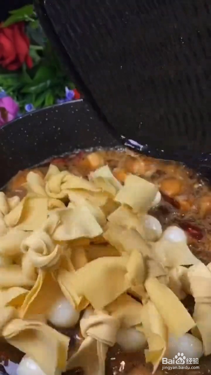 如何自制美味好吃的香辣鹌鹑蛋炖五花肉