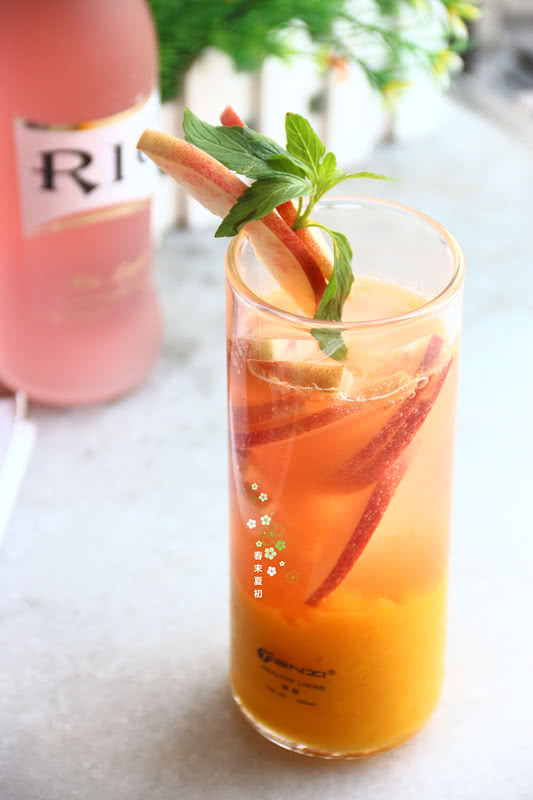 芒果水蜜桃白兰地鸡尾酒