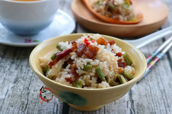 五花肉腊肠豇豆焖饭