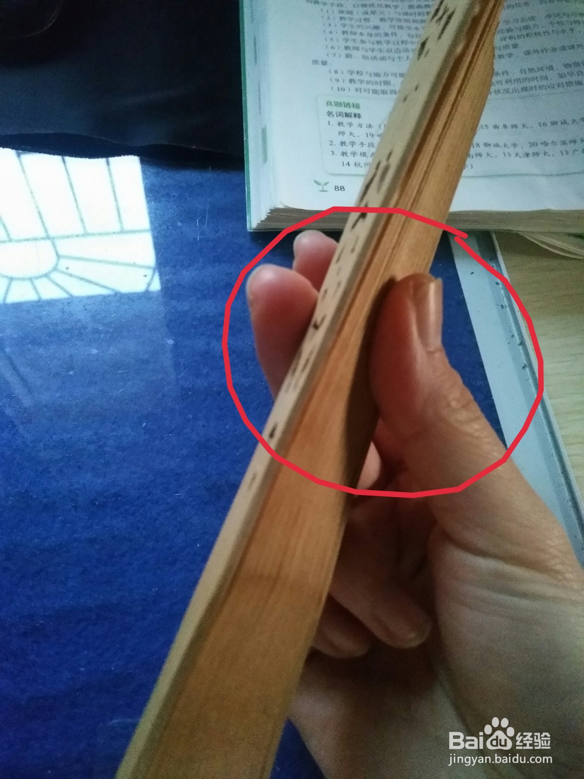 单手转扇子的手法