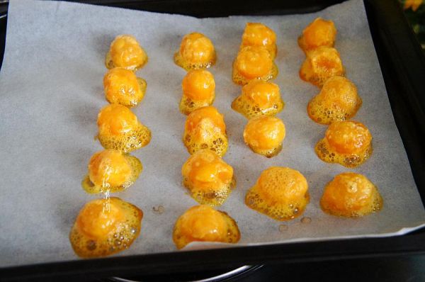 红豆沙蛋黄馅月饼