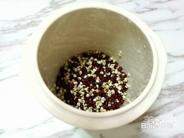 祛湿排毒的薏米红豆粥