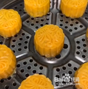 怎样自制南瓜豆沙馅月饼呢