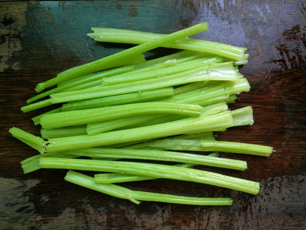芹菜炒肉的做法是什么
