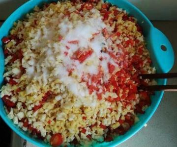 剁椒鱼头里面用的剁椒是怎么做的