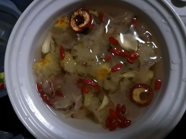 百合薏米枸杞银耳汤