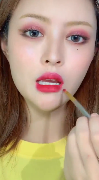 如何画泫雅紫色妆容