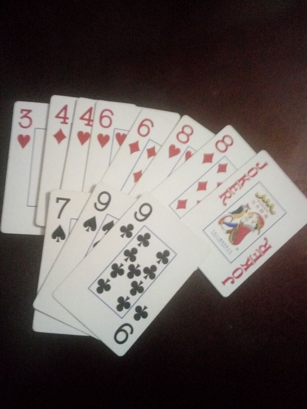 斗地主：红方3,44,66,88,王；黑方7,99。红先出，能赢吗