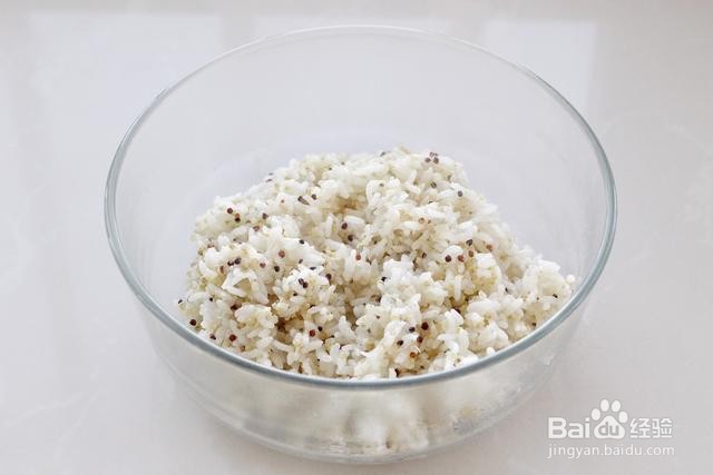 怎么做藜麦金枪鱼芝士烤饭团