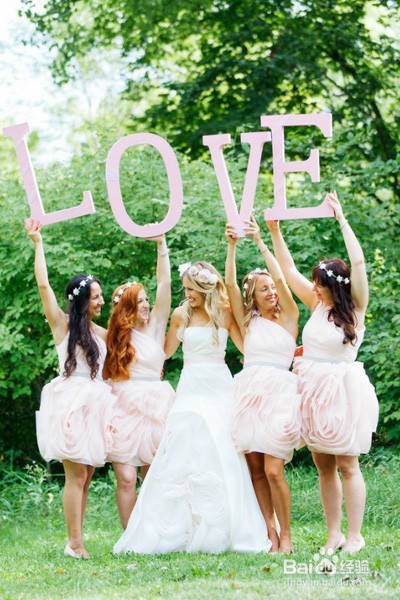 冬天伴娘礼服禁忌 穿搭得体不抢风头