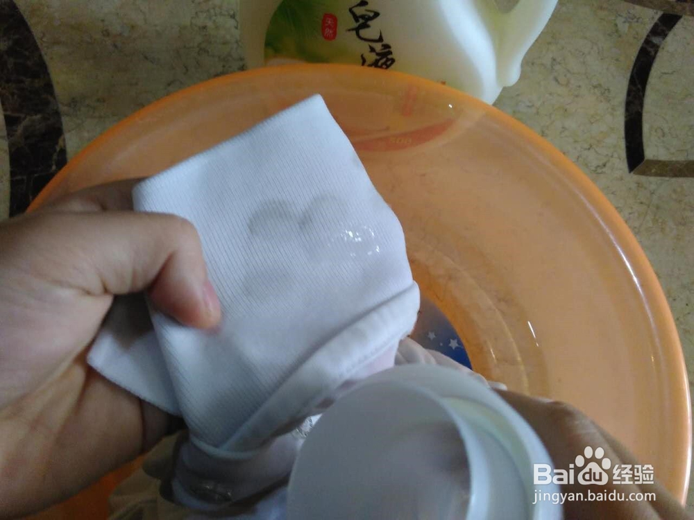 什么洗衣液好用来清洗白色衣服上的油渍