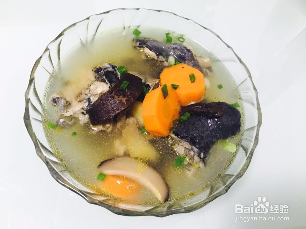 <b>胡萝卜香菇炖乌鸡汤的做法——小白学煲汤！</b>