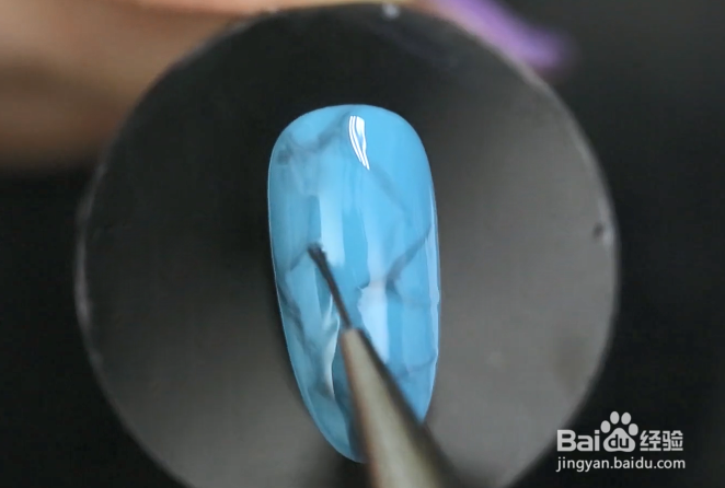 怎样做古香古色的蓝色晕染石纹美甲？