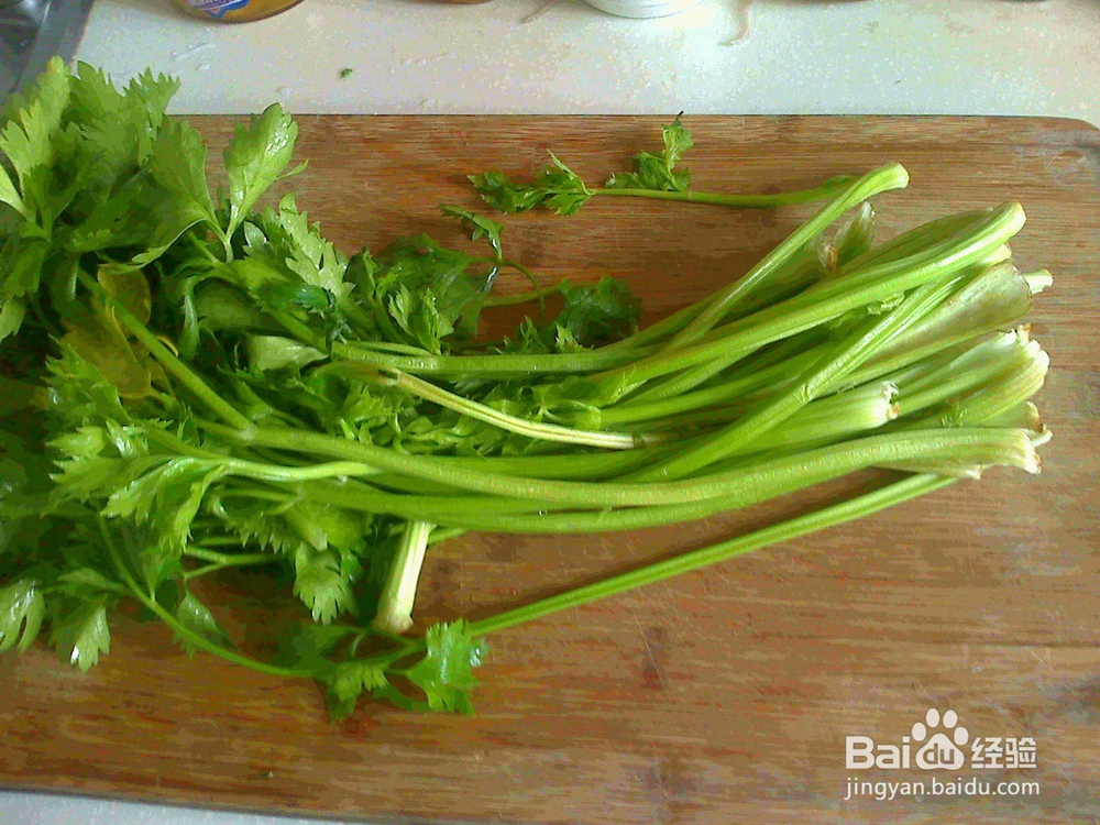 怎样做好炒旱芹菜地瓜粉的备料
