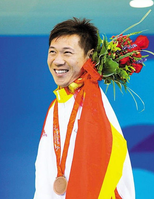 在北京残奥会上一个好像是没有双臂的人游泳获得了冠军，他是谁啊