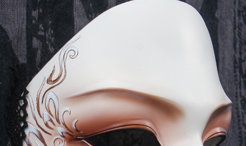 佚名的面具这首诗表达了什么