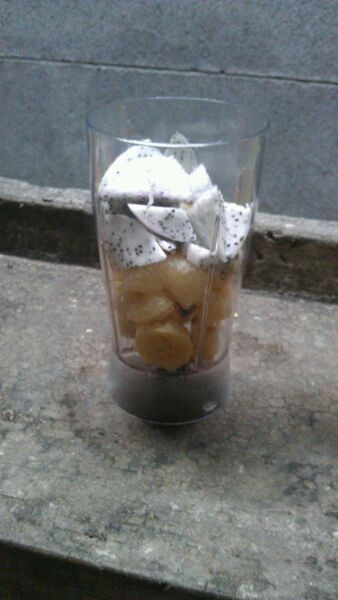 请问火龙果能和什么一起榨汁喝