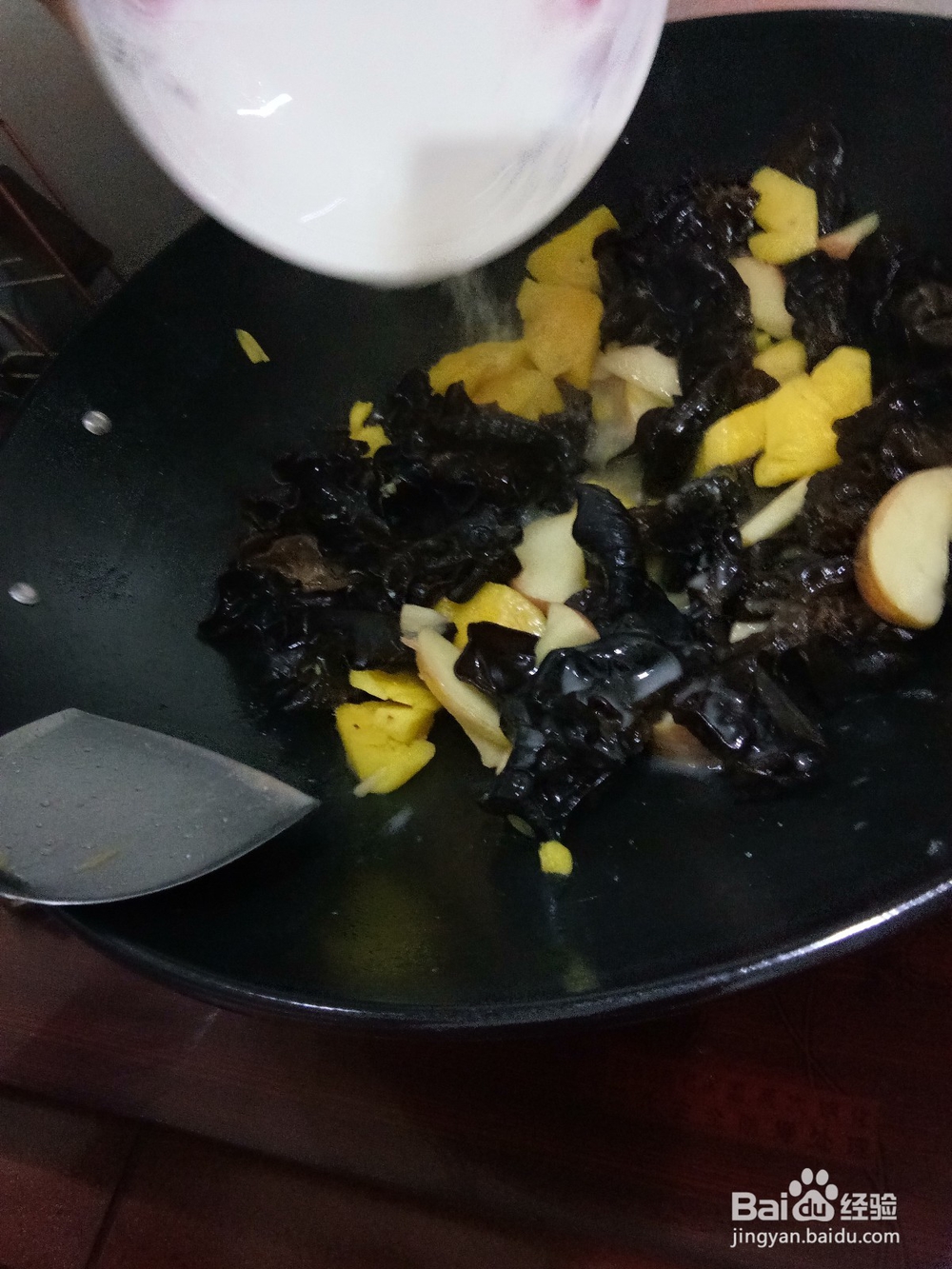 菠萝木耳怎么炒好吃