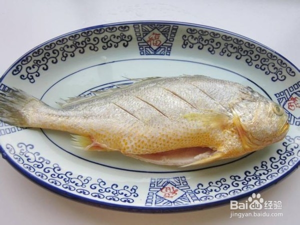 制作美味的葱油黄花鱼