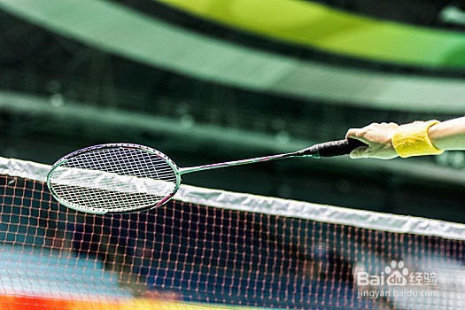 打羽毛球伤膝关节吗