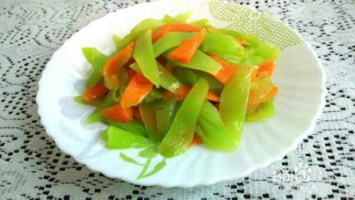 胡萝卜素炒莴笋片