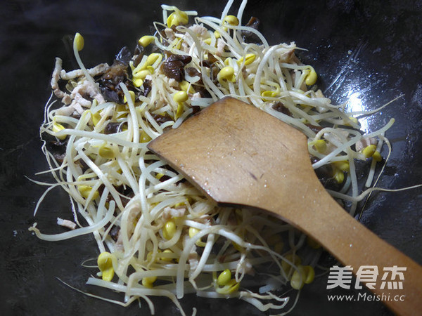 黑木耳五花肉炒黄豆芽