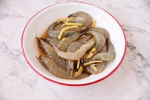 鸡翅大虾三汁焖锅的做法