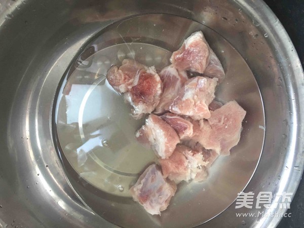 椰盅炖排骨的做法