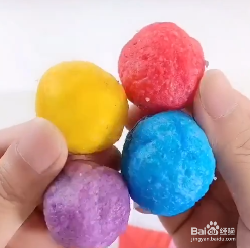 用厨房里的盐来做好玩的弹力球