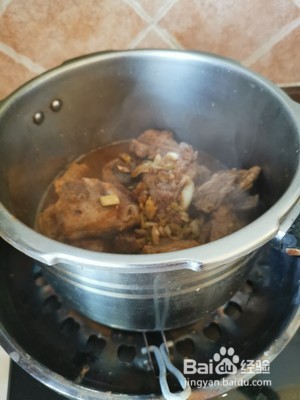 如何做内蒙古特色菜猪骨头烩酸菜？