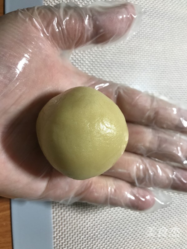 莲蓉蛋黄广式月饼